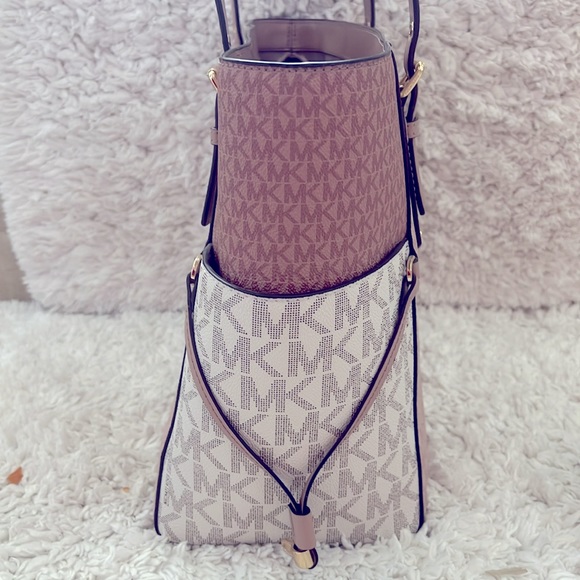 Like New! Michale Kors Jet Set with Wallet - Picture 7 of 9